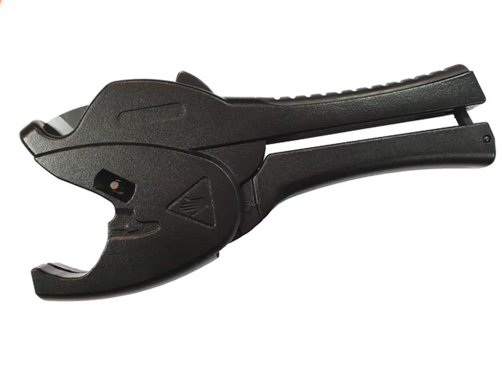 Schwarzfarbige Rohrschneider von TECE mit ergonomischem Handgriff, geeignet zum Schneiden von Rohren in verschiedenen Dimensionen.